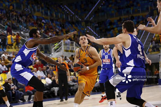 哈维·阿隆索的惊人决定：两天假期背后的深意（两天假期背后的信号：哈维·阿隆索出人意料的选择）