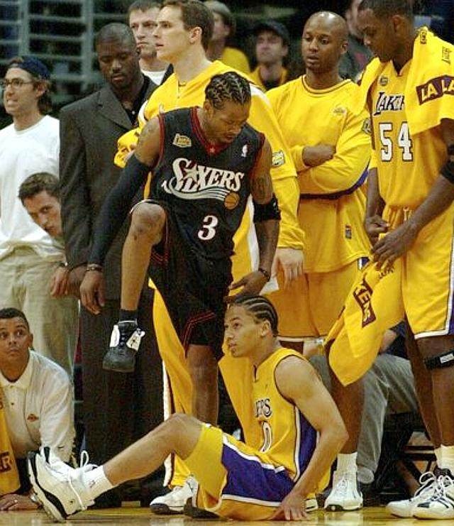 输掉国家德比后，河床球员萨拉斯用拳击打场内拍照的一名人员（国家德比失利后，河床球员萨拉斯拳击场内拍摄人员）