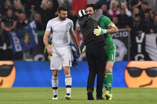 热刺队长罗梅罗停赛遭质疑，将缺席年末关键战！（罗梅罗停赛引争议，热刺队长将缺阵年末关键战！）