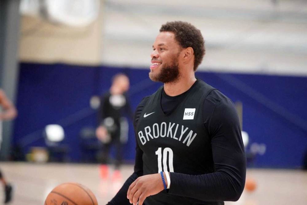 西班牙足协宣传反家暴：面对家庭暴力，直接出示红牌（西班牙足协发起反家暴倡议：对家庭暴力亮出红牌）