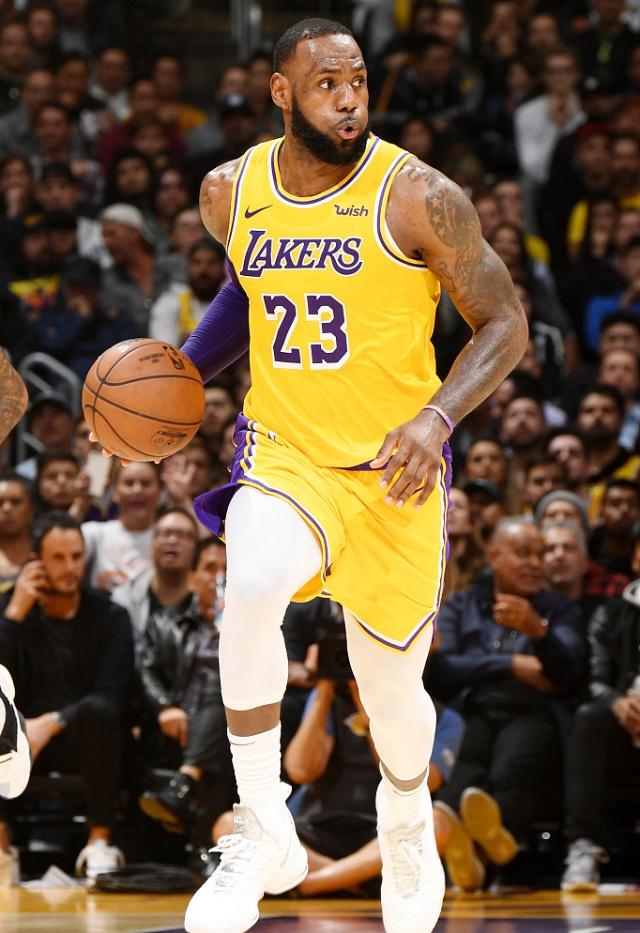 刘军帅晒海牛队与远征军合照：又在末轮完成目标，祝未来可期（刘军帅晒海牛队与远征军合影：再度在末轮达成目标，愿前路可期）